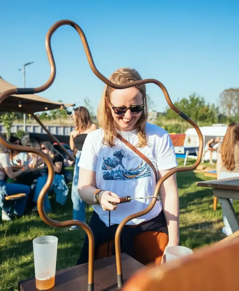 Vrouw met zonnebril leidt de ring langs de spiraalboom