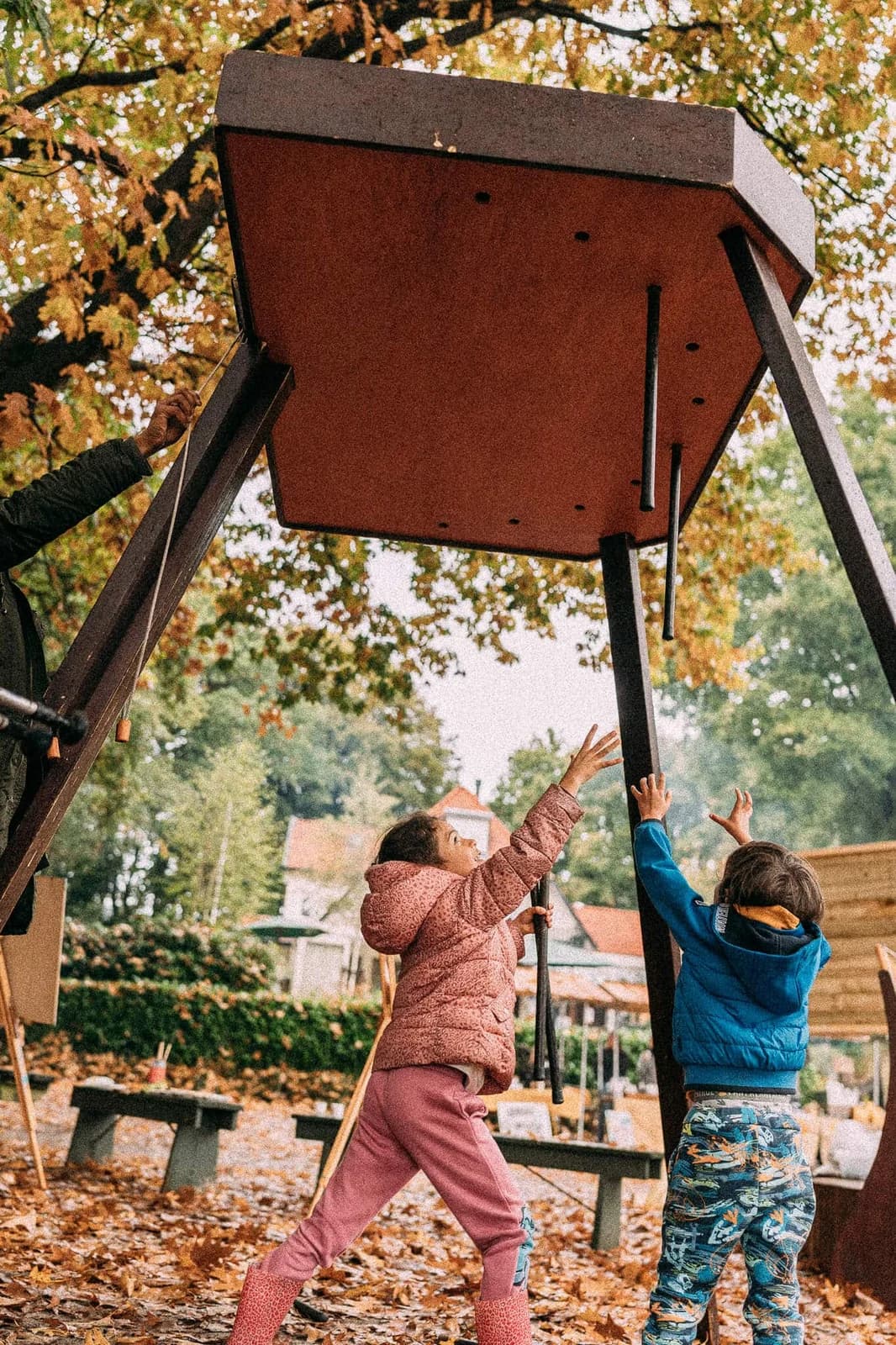 Twee kinderen springen onder het stokvangen naar de stokken