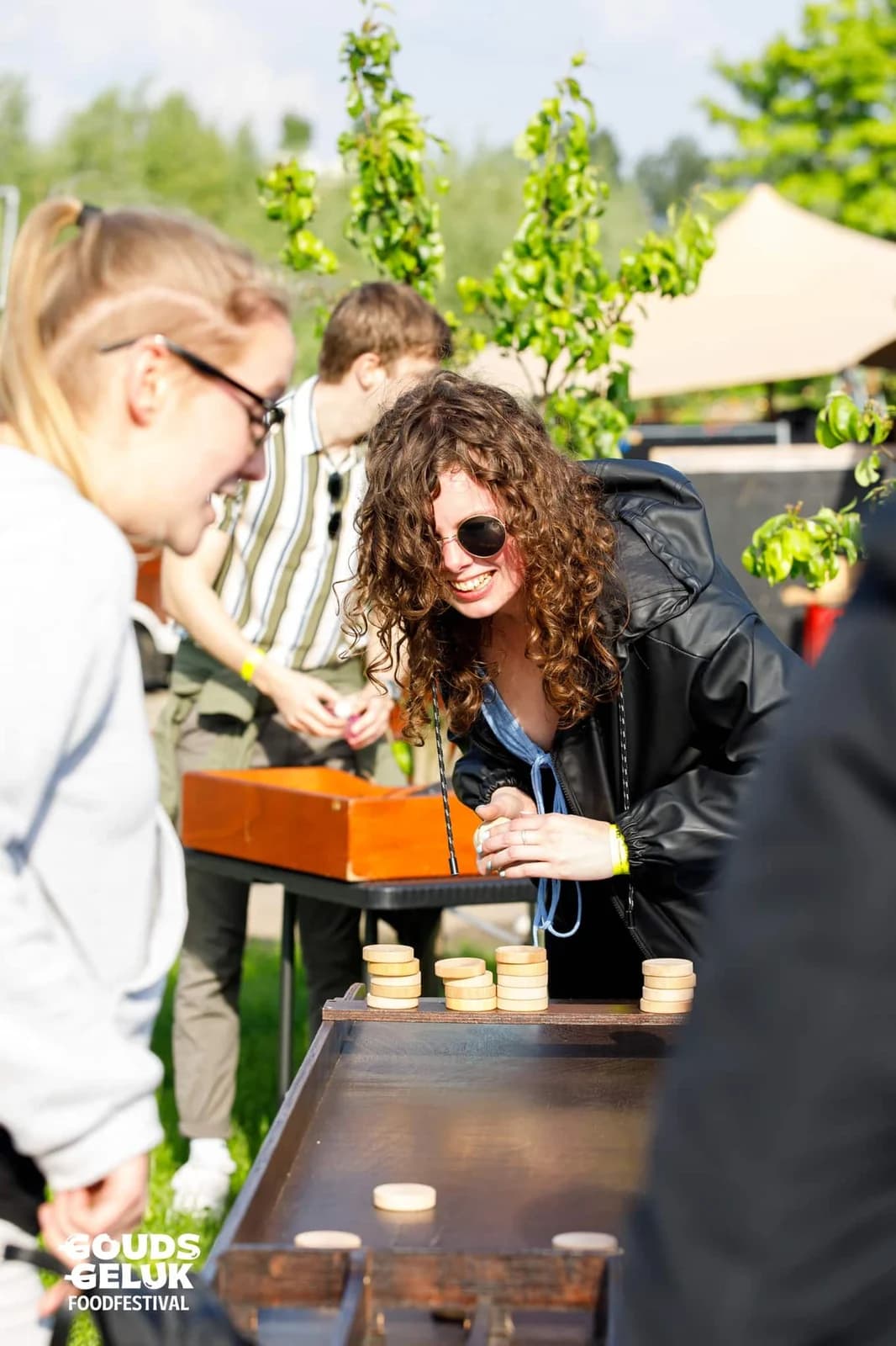 Vrouwen spelen sjoelen op een foodfestival