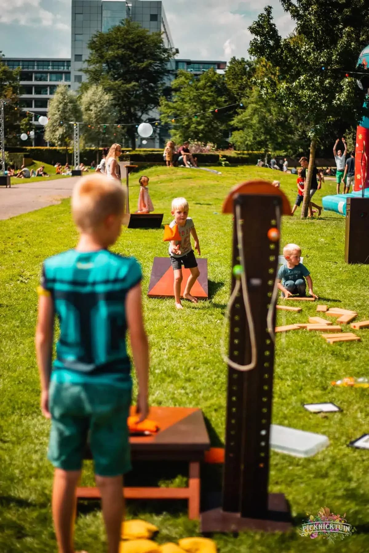 Jongen volgt de spiraal van de spiraalboom in het park